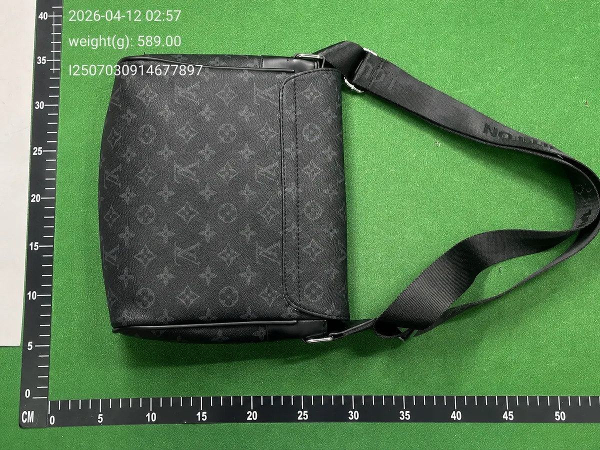 QC inspection photo of a patterned shoulder bag beside measurement scales and weight details